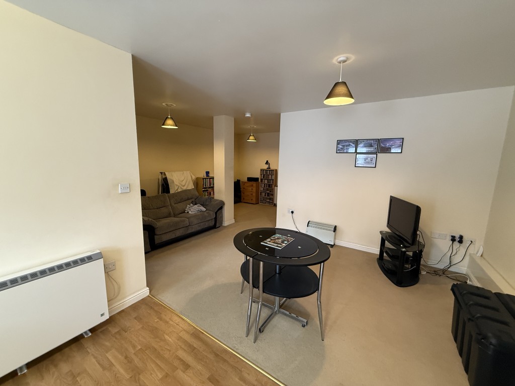 Lot: 47 - MIXED RESIDENTIAL AND COMMERCIAL TOWN CENTRE INVESTMENT - Flat 8 open plan living space